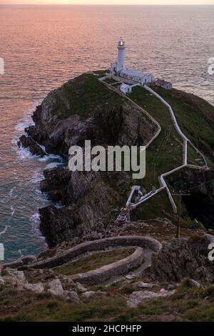 South Stack Lighthouse bei Sonnenuntergang, Holy Island, Anglesey, Wales Stockfoto