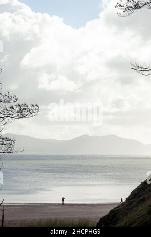 Llanddwyn Island mit den Snowdonia-Bergen im Hintergrund, Anglesey, Nordwales Stockfoto