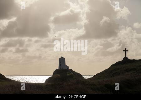St Dwynwen Stone Cross und der alte Leuchtturm Twr Mawr Leuchtturm auf Llanddwyn Island Stockfoto