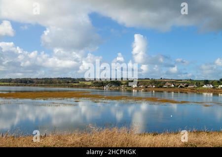 Das Dorf Malltraeth an der Afon-Cefni- und Cefni-Mündung, Anglesey, Wales, Großbritannien Stockfoto