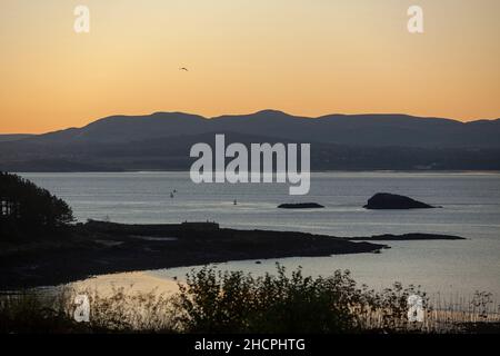 Blick auf die Pentland Hills bei Sonnenaufgang von Dalgety Bay. Stockfoto