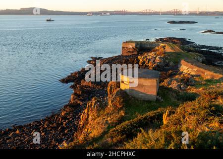 Ein alter Pillkasten aus dem zweiten Weltkrieg, der an der Küste in der Nähe von Dalgety Bay steht und auf die Forth Bridge blickt. Stockfoto