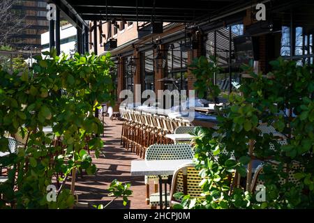 Vor dem Öffnen Stühle und Tische eines Restaurants oder Cafés leeren. Sitzplätze im Freien Stockfoto