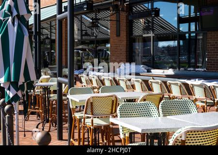 Vor dem Öffnen Stühle und Tische eines Restaurants oder Cafés leeren. Sitzplätze im Freien Stockfoto