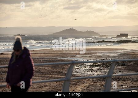 Blick von der Promenade in Kirkcaldy in Richtung Inchkeith Island Stockfoto