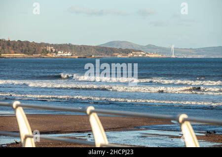 Blick auf das Meer von der Strandpromenade in Kirkcaldy, Fife, Schottland Stockfoto