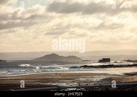 Blick von der Promenade in Kirkcaldy in Richtung Inchkeith Island Stockfoto