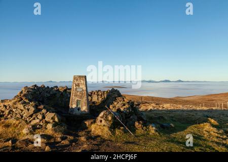 Der Gipfel des Ben Cleuch mit einem Wolkenmeer im Hintergrund, Ochil Hills, Schottland Stockfoto