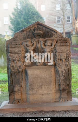 Ein sehr alter Grabstein in Perth, Schottland, mit sehr komplizierten Schnitzereien von Figuren. Stockfoto