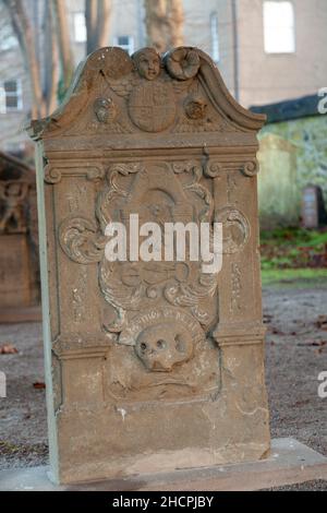 Ein verwitterter alter Grabstein in Greyfriars Grabstein, Perth, Schottland Stockfoto