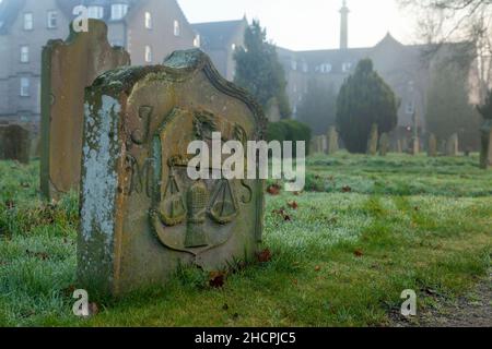 Ein Grabstein mit einer geschnitzten Hand halten Schuppen, Greyfriars Begräbnisstätte Perth, Schottland Stockfoto