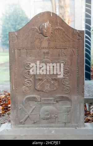 Ein sehr alter Grabstein in Perth, Schottland, mit Möwen und Kreuzknochen Stockfoto