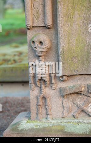 Geschnitztes Skelett auf einem uralten Grab auf dem Greyfriars Cemetery in Perth. Stockfoto
