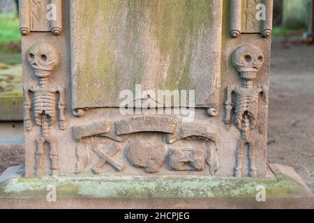 Geschnitztes Skelett auf einem uralten Grab auf dem Greyfriars Cemetery in Perth. Stockfoto