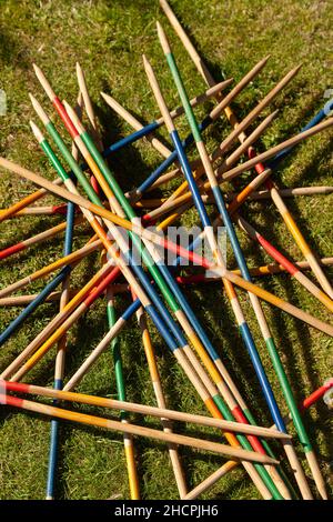 Riesige Outdoor Pick up Sticks in einem Haufen auf Gras Stockfoto