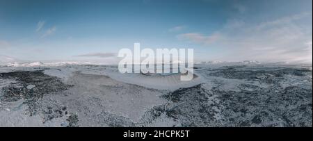 Luftdrogenpanorama des Hverfjall oder Hverfell - erloschener Vulkan im Norden Islands östlich des Lake M vatn. Wunderschöner Krater Stockfoto