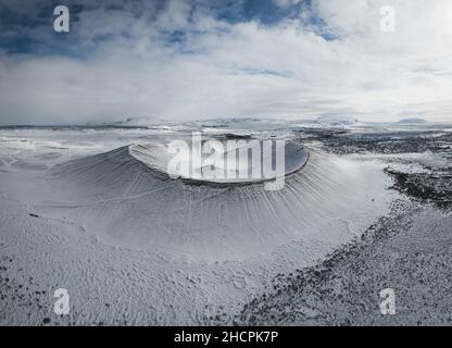 Luftdrohnenpanorama verschneite Winterlandschaft Ansicht des riesigen Vulkankegels Krater Hverfjall in der Nähe von Myvatn Reykjahlid Nordisland Europa Stockfoto