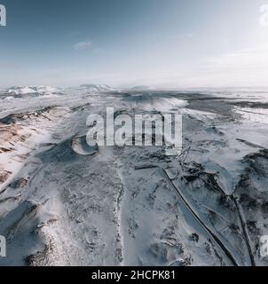 Luftdrohnenpanorama verschneite Winterlandschaft Ansicht des riesigen Vulkankegels Krater Hverfjall in der Nähe von Myvatn Reykjahlid Nordisland Europa Stockfoto