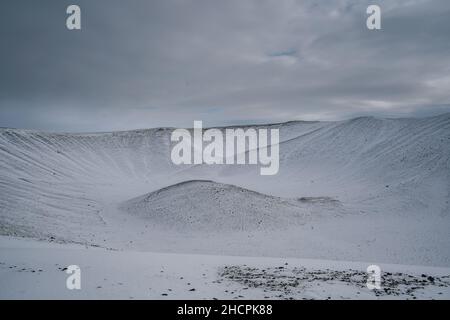 Luftdrohnenpanorama verschneite Winterlandschaft Ansicht des riesigen Vulkankegels Krater Hverfjall in der Nähe von Myvatn Reykjahlid Nordisland Europa Stockfoto