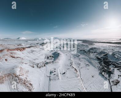 Luftdrohnenpanorama verschneite Winterlandschaft Ansicht des riesigen Vulkankegels Krater Hverfjall in der Nähe von Myvatn Reykjahlid Nordisland Europa Stockfoto