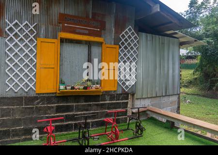 Kinderspielplatz im Huai Hillside Village, einem ländlichen Dorf im Norden Thailands in der Nähe der Grenze zu Myanmar Stockfoto