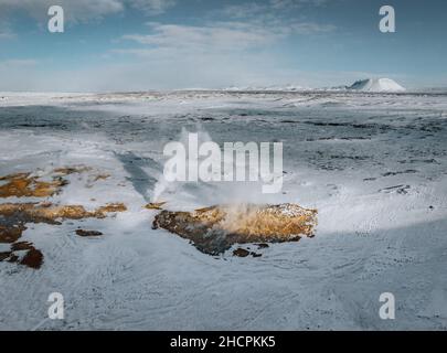 Luftaufnahme der Drohne von Hverir im Winter mit Schnee. Isländisches Hverarond ist ein geothermisches Gebiet in Myvatn, Island. Hverir ist ein berühmtes Touristenziel Stockfoto