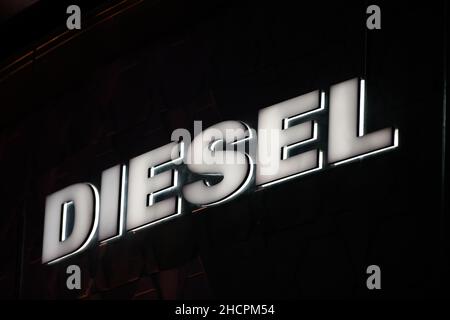 Mailand, Italien - 24. September 2021: Diesel-Logo auf der Fassade eines Geschäfts in Mailand. Stockfoto