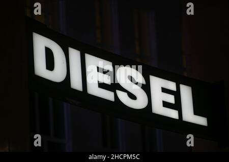 Mailand, Italien - 24. September 2021: Diesel-Logo auf der Fassade eines Geschäfts in Mailand. Stockfoto