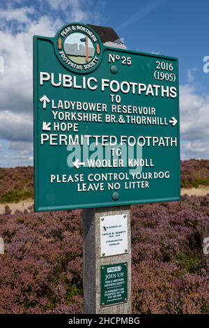 Öffentliches Wegschild am Win Hill im Peak District, das Anweisungen zum Ladybower Reservoir, Hope und Wooler Knoll zeigt Stockfoto