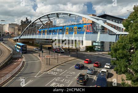 Die Straßenbahn der Sheffield-Klasse 399 fährt am sonnigen Nachmittag über die Bogenbrücke am Park Square in Richtung Cathedral, darunter Bus- und Autoverkehr Stockfoto