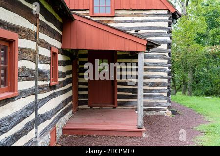 Eine kleine Veranda und Eingang auf einer historischen Blockhütte. Stockfoto