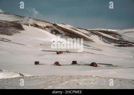 Isländische Landschaft mit geothermalem Kraftwerk kravla mit Iglu-Hütten und Rohren im Tal. Myvatn See Umgebung, Island Stockfoto