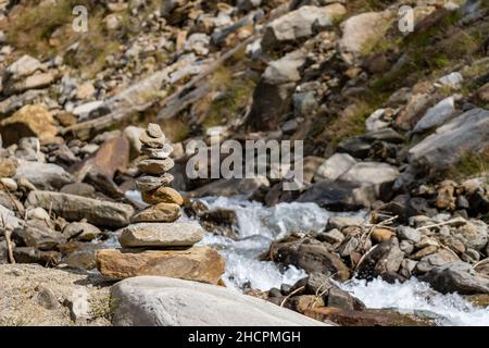 Schöner fließender Bach durch einen felsigen Berg Stockfoto