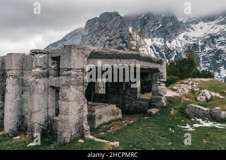 Betonbunker aus dem Ersten Weltkrieg auf dem Vrsic-Pass in den Julischen Alpen in Slowenien Stockfoto