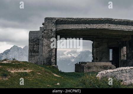 Betonbunker aus dem Ersten Weltkrieg auf dem Vrsic-Pass in den Julischen Alpen, Slowenien Stockfoto