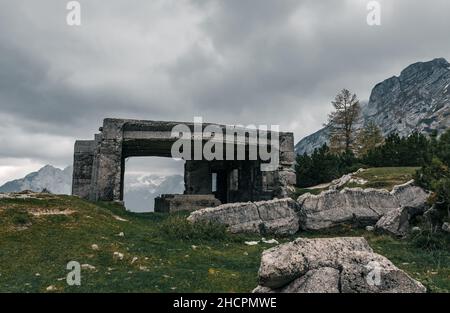 Betonbunker aus dem Ersten Weltkrieg auf dem Vrsic-Pass in den Julischen Alpen in Slowenien Stockfoto