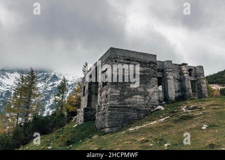 Betonbunker aus dem Ersten Weltkrieg auf dem Vrsic-Pass in den Julischen Alpen in Slowenien Stockfoto