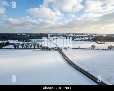 Luftaufnahme der schneebedeckten Felder in der britischen Landschaft während eines seltenen starken Schneefalls bekannt als das Tier aus dem Osten Stockfoto