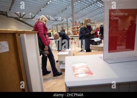 Einkäufer, die während des January Sale in Kingston, Surrey, England, nach Schnäppchen in der Einrichtungsabteilung des Kaufhauses John Lewis suchen Stockfoto