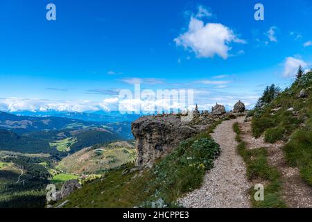 Atemberaubende Aussicht von der Spitze einer tiefen Schlucht in den Dolomiten, Italien Stockfoto