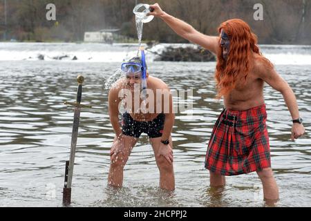 Mlada Boleslav, Tschechische Republik. 31st Dez 2021. Menschen, die während der Taufe in Mlada Boleslav in der Nähe der Fabrik Skoda Auto in der Tschechischen Republik im eiskalten Wasser des Flusses Jizera schwimmen. Begeisterte Schwimmer trotzen jedes Jahr dem kalten Wasser zum Schwimmen und Taufe neue Schwimmer. (Bild: © Slavek Ruta/ZUMA Press Wire) Stockfoto