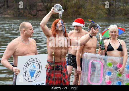 Mlada Boleslav, Tschechische Republik. 31st Dez 2021. Menschen, die während der Taufe in Mlada Boleslav in der Nähe der Fabrik Skoda Auto in der Tschechischen Republik im eiskalten Wasser des Flusses Jizera schwimmen. Begeisterte Schwimmer trotzen jedes Jahr dem kalten Wasser zum Schwimmen und Taufe neue Schwimmer. (Bild: © Slavek Ruta/ZUMA Press Wire) Stockfoto