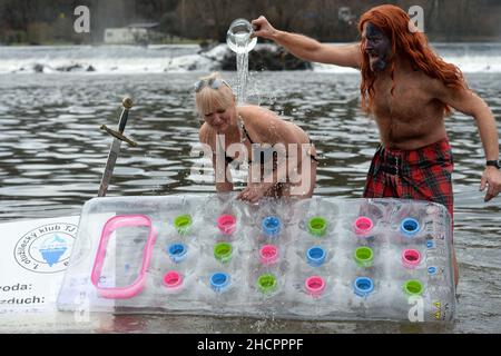 Mlada Boleslav, Tschechische Republik. 31st Dez 2021. Menschen, die während der Taufe in Mlada Boleslav in der Nähe der Fabrik Skoda Auto in der Tschechischen Republik im eiskalten Wasser des Flusses Jizera schwimmen. Begeisterte Schwimmer trotzen jedes Jahr dem kalten Wasser zum Schwimmen und Taufe neue Schwimmer. (Bild: © Slavek Ruta/ZUMA Press Wire) Stockfoto