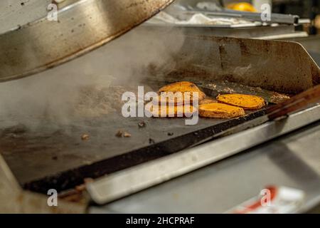 Nahaufnahme der Kartoffelscheiben, die auf dem Grill geröstet werden Stockfoto