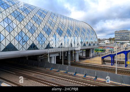 Poznań Główny - der Hauptbahnhof in Posen, Polen. Der dramatische neue Bahnhof wurde von den Architekten Bose International und Pentagram Architecci entworfen. Stockfoto
