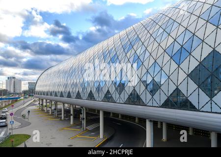 Poznań Główny - der Hauptbahnhof in Posen, Polen. Der dramatische neue Bahnhof wurde von den Architekten Bose International und Pentagram Architecci entworfen. Stockfoto