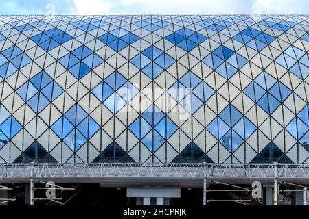 Poznań Główny - der Hauptbahnhof in Posen, Polen. Der dramatische neue Bahnhof wurde von den Architekten Bose International und Pentagram Architecci entworfen. Stockfoto