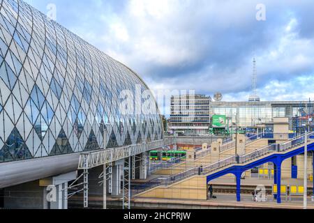 Poznań Główny - der Hauptbahnhof in Posen, Polen. Der dramatische neue Bahnhof wurde von den Architekten Bose International und Pentagram Architecci entworfen. Stockfoto