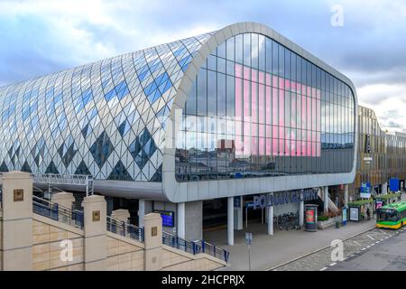 Poznań Główny - der Hauptbahnhof in Posen, Polen. Der dramatische neue Bahnhof wurde von den Architekten Bose International und Pentagram Architecci entworfen. Stockfoto
