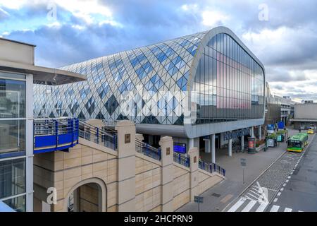 Poznań Główny - der Hauptbahnhof in Posen, Polen. Der dramatische neue Bahnhof wurde von den Architekten Bose International und Pentagram Architecci entworfen. Stockfoto